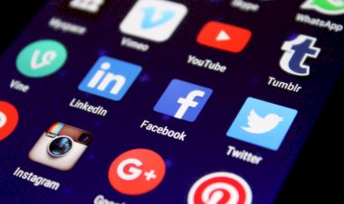 Kad revoliucija būtų sėkminga, reikia perimti socialinius tinklus