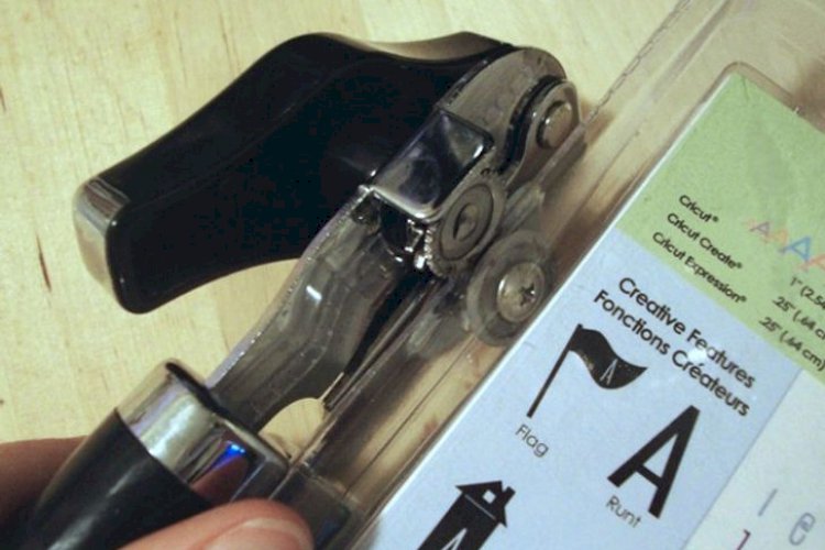 Plastikinės pakuotės atidarymas