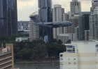 Stebėkite didžiulį karinį lėktuvą, skrendantį tarp pastatų Australijoje