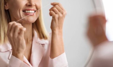 Odontologė: pirmiausia naudojame tarpdančių siūlą, o tik tada šepetėlį